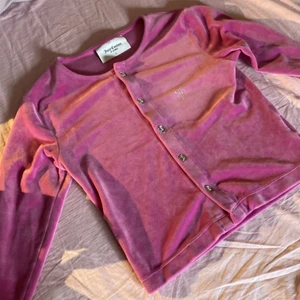 Juicy kofta sixe s - Jag säljer min juicy kofta som jag har använt typ 2 ggr.🥰 har tyvärr inget kvitto men den är i väldigt bra skick❤️köpte för 750kr