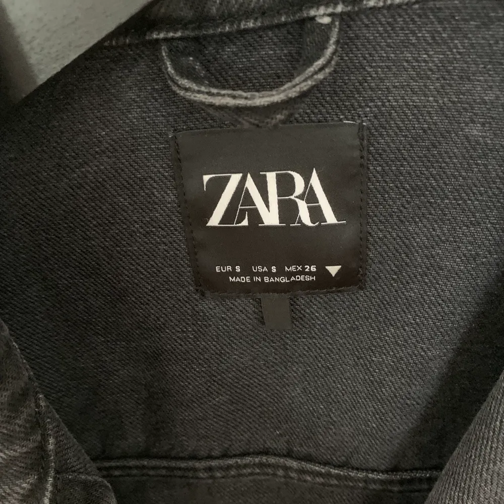 Zara jeansjacka i stl S. Använd ett fåtal gånger. Den har ballon-ärmar. 80-tals stil. Köparen står för frakten.. Jackor.