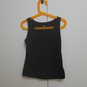 Svart basic linne - Säljer nu ett basic svart linne från H&M. Den är i storlek 146/152 Tvättas innan. Kan skicka men köparen står för frakten då.   Kan skicka bilder på hur det sitter på privat  ⚠️finns ute på fler sidor⚠️