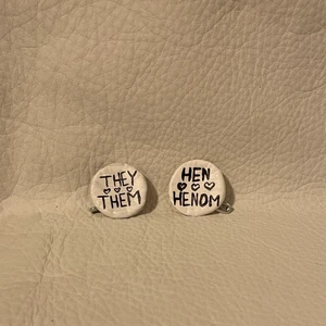 Pronomen pins - Säljer pins med pronomen på så att folk kan säga rätt! På både engelska och svenska. Neon pronomen är helt okej! Säg vilka pronomen du vill ha, då fixar vi det!