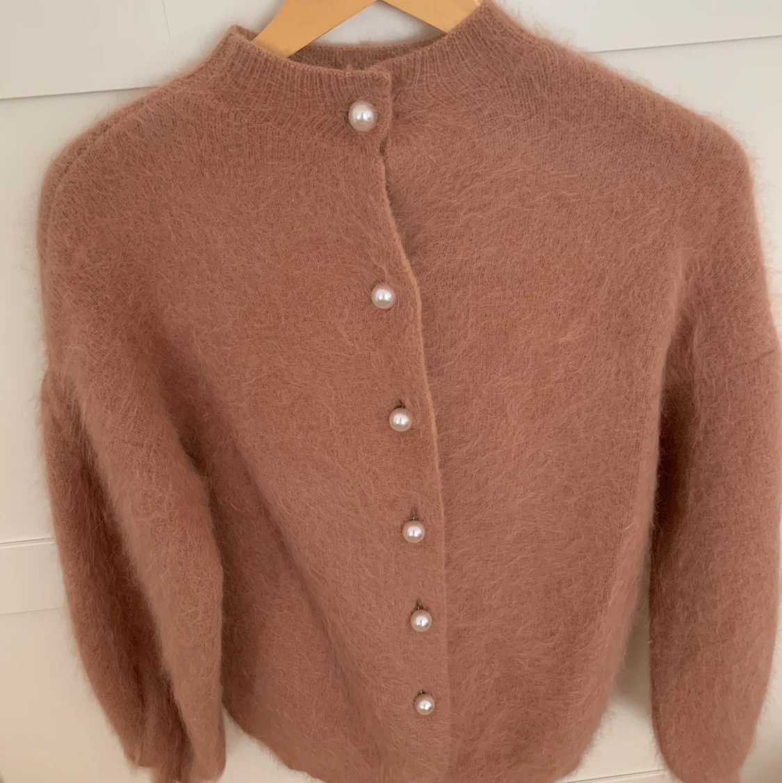 Tjock stickad kofta med pärldetaljer i stl S