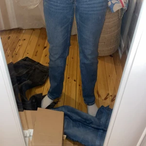 Weekday jeans - Säljer mina favvo jeans från weekday i modellen TWIG för att jag vill ha ett par andra jeans men dom sitter jätte bra och sitter som dom ska! Dom är lagom lågmidjade! Köpte för 400 kr och dom är i super bra skick! Jag köpte dom i Mars detta år!