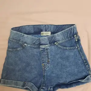 Nu säljer jag dessa fake jeans shorts! Dom är i storlek 158 och väldigt fina. Tvättar dom innan. ⚠️finns ute på fler sidor⚠️ kan skicka privat hur dom sitter på