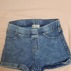 Fake jeans shorts - Nu säljer jag dessa fake jeans shorts! Dom är i storlek 158 och väldigt fina. Tvättar dom innan. ⚠️finns ute på fler sidor⚠️ kan skicka privat hur dom sitter på