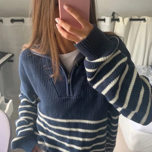 Randig tröja med dragkedja - Säljer jättefin och skön randig stickad tröja perfekt inför hösten😻😻 den har dragkedja vid kragen och köptes för 700 kr i vintras, superbra skick och material💕💕 storlek S/M💗