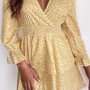 Klänning M - Helt ny klänning aldrig använd, väldigt söt och somrig i Strl M men passar en S också