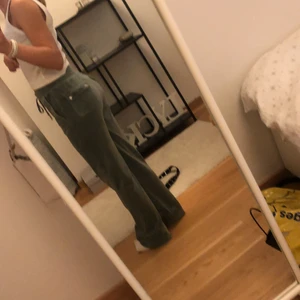 Juicy byxor  - Säljer mina  juicy byxor för 500 då det står fel på priset.  Dom är väll använda men i bra skick, förut två små skav fläckar på knäna ( bild 3). 💗🌸