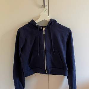 Säljer denna Zip hoodie från hm i färg blå!! Det är storlek S. Säljer denna Zip hoodie för att den aldrig blir andvänd. Köpte den för 250 kr och säljer för 69 kr+frakt.❤️⚡️ 