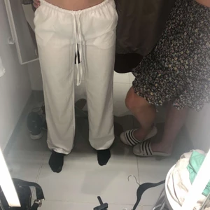 linnebyxor  - säljer dessa linnebyxor igen eftersom kan inte komma in på min  förra plick där jag sålde dem💕jag är 165 och passar utmärkt på mig