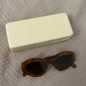 CHIMI SUNGLASSES -  Elsa Hosk X CHIMI solglasögon i brunt. Varsamt använda. Ser nya ut. Fodral och putsduk tillkommer.