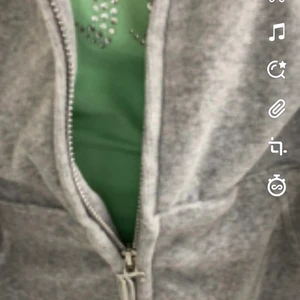 Grå juicy couture kofta - Grå juicy couture tröja för 750kr nypris 999kr ni kan buda lägre ! Tryck inte på köp nu!