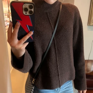 & Other Stories tröja  - Jätte fin tröja från other stories perfekt nu till hösten och vinter. Köpt för 800 säljer för 600 då den nästan är i nyskick. Pris kan diskuteras 💓