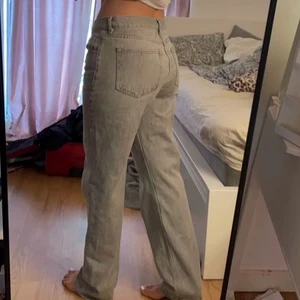 Lågmidjade jeans - Säljer mina lågmidjade jeans i mn jättefin ljus grå färg😍 Endast använda en gång pågrund av att de är jätte långa för mig tyvärr. Nypris 599