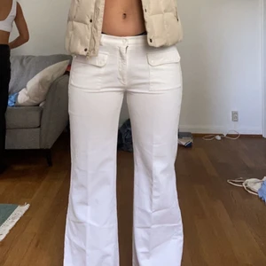 Manchester byxor  - Så snygga Lågmidjade utsvängda Manchester byxor, dem är köpte på en second han i Stockholm så vet inte vad märket är men de står new York massa på lappen💞💞vet ej storleken men dem passar bra på mig som brukar ha 27-32/34