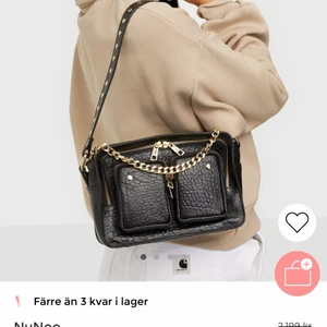 Intressekoll - Om någon är intresserad av denna NuNoo väska så kan jag tänka mig att sälja för rimligt pris. Äkta läder och endast använd ett fåtal gånger, som ny! Frakt tillkommer 💓 om någon är intresserad eller har frågor hör av er till mig! Om egna bilder önskas så skickar jag mer än gärna! 🦋