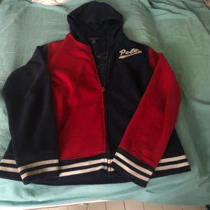 Polo tröja, Ralph lauren - Säljer min Ralph Lauren tröja för att jag aldrig använder den längre. Den är i storlek xl i barn stor lekar så det motsvarar ungefär 170. Det är några små fläckar men inget som syns direkt.