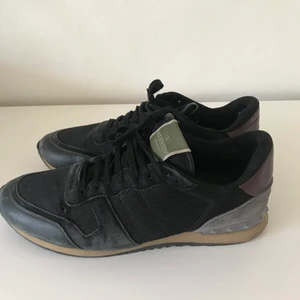 Valentino sneakers - Valentino sneakers, använda. I strl 42. slitna i gummit på ovansidan samt finns ett litet hål på vänster sko i tyget i slutet av snörningen. Införskaffade på rea för 4100kr.  Kan både mötas upp samt skicka med spårbar frakt