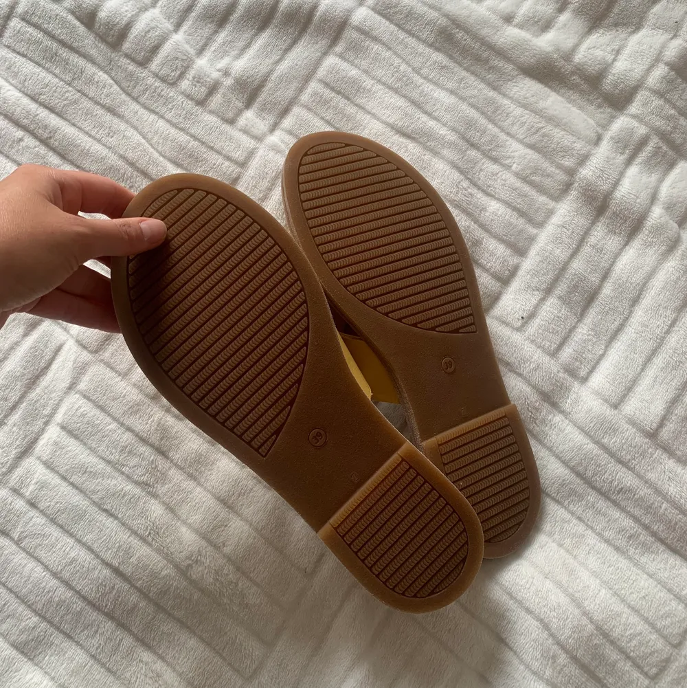 Säljer ett par till av denna fina sandal, endast provade. Äkta skinn i en så fin gul färg, super bekväma och perfekta nu under sommaren. Spårbar frakt tillkommer. . Skor.