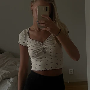 Urban outfitters  - Jättefin topp från Urban outfitters (lik den andra toppen jag säljer) fast vit💗 i strl xs 