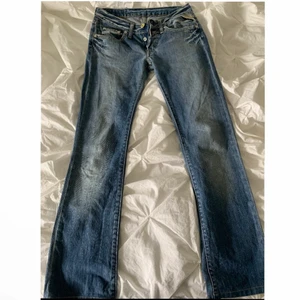 Replay Jeans - Feta lågmidjade replay jeans i modellen straight/ lite flare. Har sytt upp de lite men man kan alltid klippa upp sömmarna om man vill ha de längre.   Midjemått: 33 cm tvärs över  Innerbenslängden: 74,5 (Kan skickas fler bilder) 