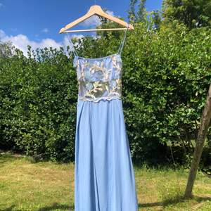 Säljer denna fina klänning från Lucy In The Sky som passar perfekt till balen, galor eller bröllop💙 Endast använd en gång på prom i USA. Inköpspris var ungefär 800 kr. Frakt kan variera beroende på pris. (Tryck INTE på köp nu)