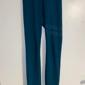 Stronger Träningstights - Säljer mina mörkgröna jätte härliga stronger träningstights då ja har köpt nya! Dom är typ helt som nya (använda sparsamt) förutom att själva stronger texten har försvunnit lite (bild 2) men inget man tänker på. Storlek xs men passar mig som är S. 💚