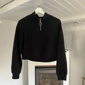 Säljer denna svarta croppade tröjan som är i bra skick. Skriv vid intresse eller om ni undrar något🥰