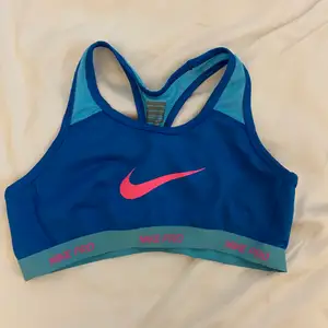 Sport BH från Nike. Bägge i strl XL (barnstorlek). Ungefär en XS i Vuxenstorlek. Båda för 100 kr!