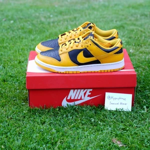 Nike Dunk Low Championship Goldenrod - Nike Dunk Low Championship Goldenrod ⚡️  Pris: 1299kr  Storlek - US 9 / 42.5  Condition - 8.5/10 orgignal boxen saknas men jag skickar med en annan Nike dunk box   Kvitto finns  Fraktas över hela Sverige, kan också mötas upp i Skövde🙌🏼 