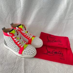 Louboutin skor - Skor från Christian Louboutin i strl 38, kommer med en dustbag - skriv om ni har frågor eller vill ha fler bilder ⭐️