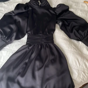 Svart satin klänning - Svart satin klänning med öppen rygg . Har aldrig använt den. 