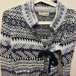 Odd Molly Kofta  - Superfin Odd Molly-kofta i blå färg stl 36/S  Sparsamt använd. Nypris ca 1700 Köparen står för frakt kan även mötas i centrala Stockholm eller Norrtälje 