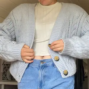 Blå stickad cardigan storlek S från H&M. Kontakta mig vid köp💕