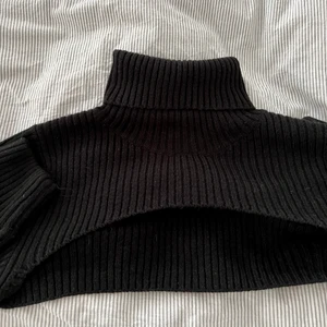 Cropad huvtröja 🖤 - Använd 2 ggr! Storlek S 🖤 Från hm! Perfekt över korsett topp ⭐️