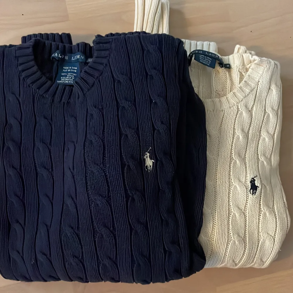 Säljer 2st kabelstickade Ralph Lauren tröjor i vit (medium) och i marinblå (small). Skulle säga att de uppfattas som samma storlek. Nypris ca 1500kr/st.  300kr/st eller 500kr för båda.. Stickat.