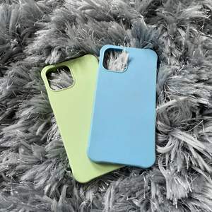 Blått och grönt skal till iPhone 12.  10kr st (Gröna är sålt)