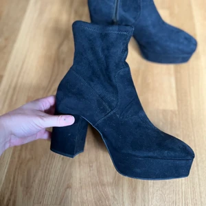 mocha klackskor - aldrig använda från H&M så är i nyskick. Skitsnygga på men kan inte gå i klackskor så därför säljer jag dom