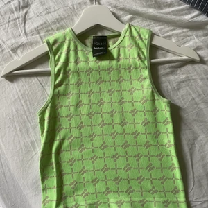 Topp från iets frans  - Använd fåtal gånger & därför behöver toppen en ny ägare. Skitsnygg & köpt för runt 300kr på Urban Outfitters 🫶🏼