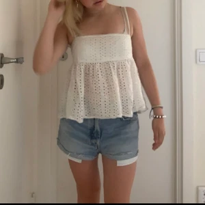 Zara shorts! - Jätte fina zara shorts i modellen mid rise storlek 36. Säljer för 250 men skulle kunna byta till en 34😻🫶