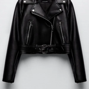 Zara Skinjacka  - En skinnjacka från zara (inte äkta skinn dock) som inte kommer till användning. Använd ca.5 ggr men är som ny, möts gärna upp i Stockholm men kan även frakta, kom privat vid frågor eller om ni vill ha fler bilder!💗💗🫶 srlk:M men väldigt liten i storlek. 