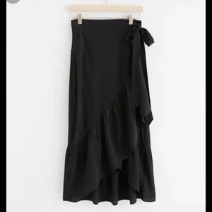 Omlottkjol med knytning - Sval och luftig vardaglig kjol. Förutom knytet finns det en knapp på sidan med två olika alternativ. Knappt använd. Bra skick men skrynklig atm. 