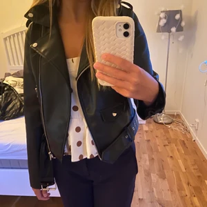 skinnjacka - asnajs skinnjacka, endast använd ungefär 5 gånger vilket innebär nyskick. Köp direkt 250 plus frakt!