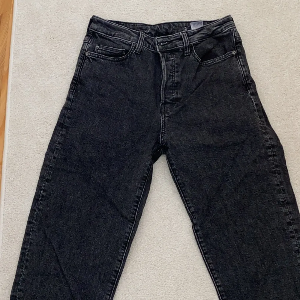 Grå/svarta jeans från Cubus i storlek XS. Köpta för ett tag sen men sparsamt använda. Säljer för 100kr + frakt. Jeans & Byxor.