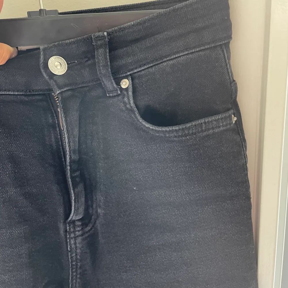Svarta mom jeans från Gina Tricot. Väldigt sköna och stretchiga. Använda fåtal gånger! . Jeans & Byxor.