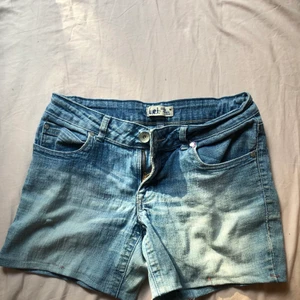 Lågmidjade shorts - Omsydda jeans till shorts. Sitter lågmidjat!