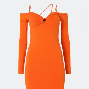 Säljer denna super snygga orangea klänningen från bikbok då jag tyvärr tappat bort kvittot och ej kan lämna tillbaka.  Strl 36 & lappen finns kvar. Nypris 500kr, säljer för 300kr inkl frakt 🧡