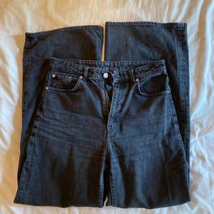 Ett par skit snygga weekday jeans i modellen Ace! Sällan använda och i mycket bra skick! 