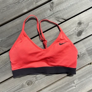 Sporttopp NIKE - Superfin sporttopp från NIKE som endast är använd 1 gång!❤️ Nypris 500kr