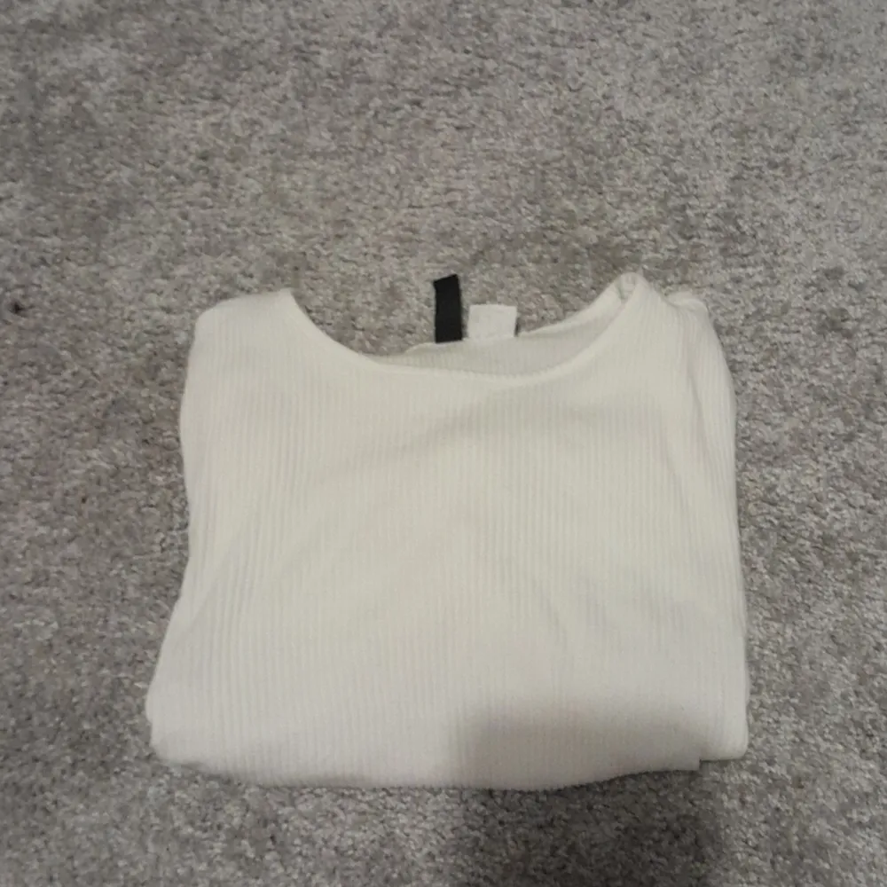 En tröja från H&M i storlek Xs 🔥 Med justerbara knytningar på vardera sida.. Toppar.