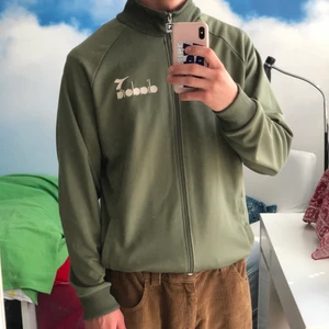 Diadora Track Jacket - Skön Track jacket från Diadora i perfekt skick.